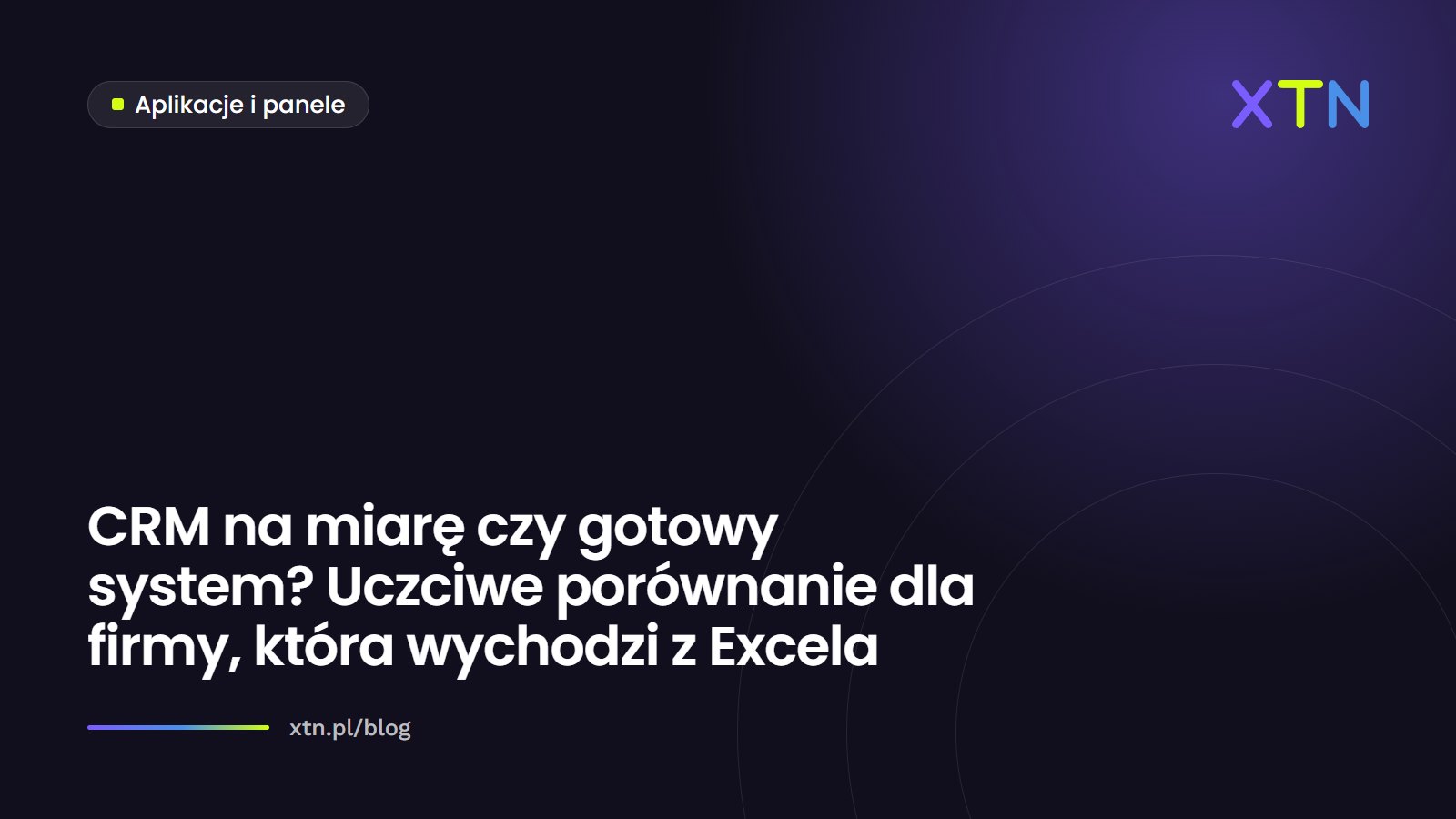 Ciemna grafika w barwach XTN z tytułem „CRM na miarę czy gotowy system?” i etykietą kategorii Aplikacje i panele